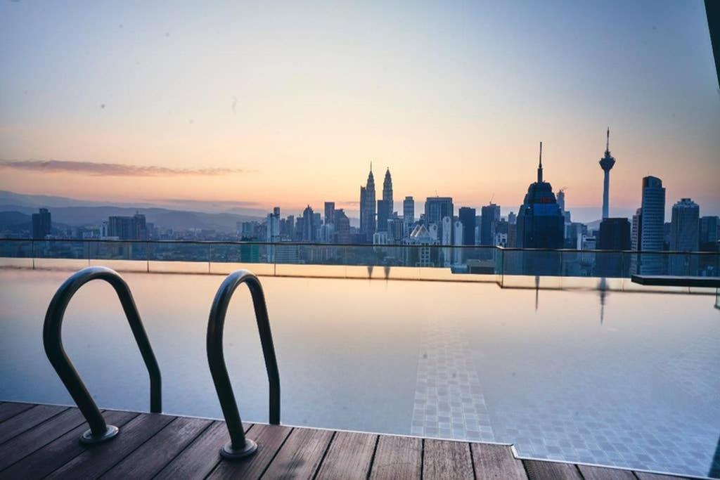 Klcc Regalia Suites Infinity Pool Kuala Lumpur Exterior photo